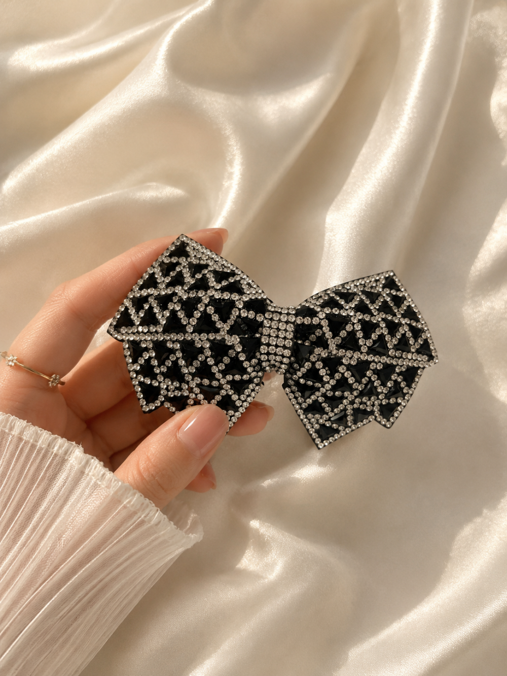 Shimmer bow clip